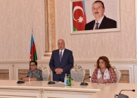 Zakir Fərəcov Hicran Hüseynovanı 70 illik yubileyi münasibətilə təbrik etdi 