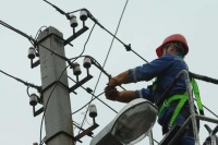 Abşeronda FACİƏ: Azərişığın əməkdaşı 10 min voltluq elektrik xəttində kül oldu...-VİDEO