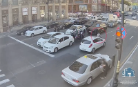Yolu qaçaraq keçən piyadanı maşın vurdu