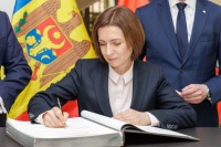 Fransa Prezidenti Sanduya qızıl örtüklü roller təqdim etdi