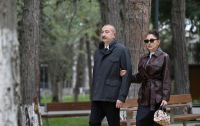 İlham Əliyev xanımı ilə yeni parkda - Fotolar