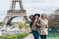 Paris makiyajı ləğv etdi — və gözəlliyi "azad" etdi