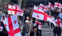 “Azad gələcək istəyirik!” — Tbilisidə minlərlə tələbə hökumətə etiraz edir