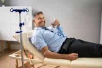 Tez gəncləşmə hiyləsi: damara vitamin infuziyası risk daşıyır