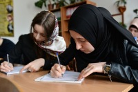 Rusiya bölgəsində məktəblərdə baş örtüyü geyinmək yasaqlandı