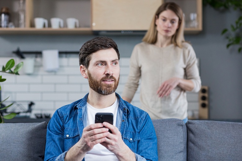 “Haradasan? Kiminləsən?” — dağıdıcı qısqanclığın psixologiyası