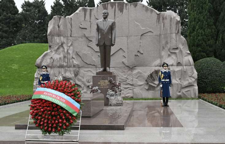 Prezident və xanımı Heydər Əliyevin məzarını ziyarət etdi