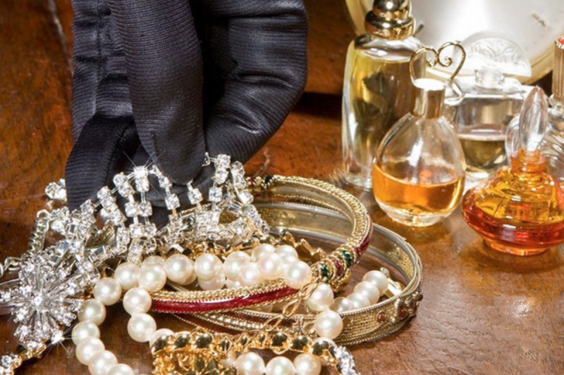 Sabunçuda evdən 8 min dollarlıq qızıl oğurlandı