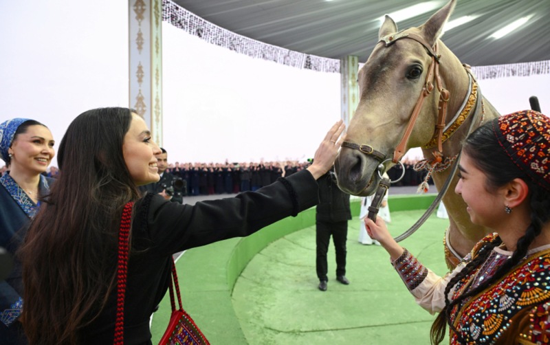 Leyla Əliyeva Türkmənistanda sərgiyə qatıldı - Fotolar