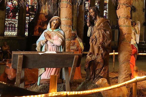 Milad səhnəsində “canlanan” fiqurun sirri hamını şoka saldı