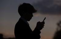 Avstraliya sosial şəbəkələr üçün yaş həddi tətbiq etdi