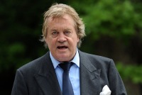 Qan donduran iddia: Britaniyalı hersoq arvadını üç dəfə öldürmək istəyib