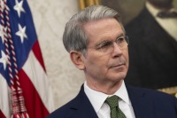 Vaşinqtonda şam yeməyi qalmaqala çevrildi: maliyyə nazirinə hücum edildi