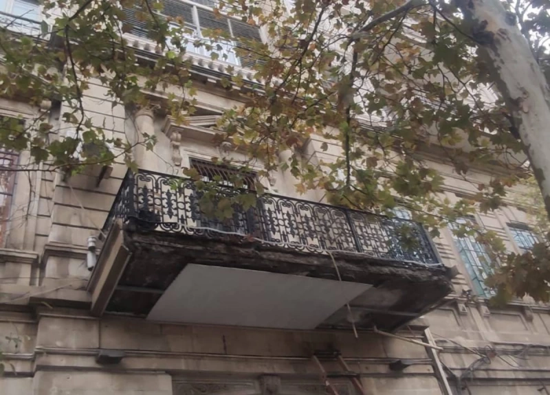 Bakının mərkəzində eyvan uçdu - Xəsarət alan var