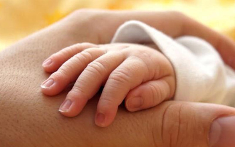 7 aylıq körpə qızdırmadan öldü