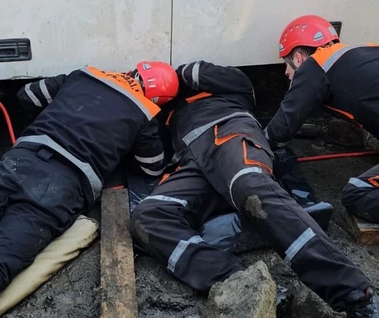 FHN-dən operativ müdaxilə: Lənkəranda kişi avtobusun altından çıxarıldı - VİDEO