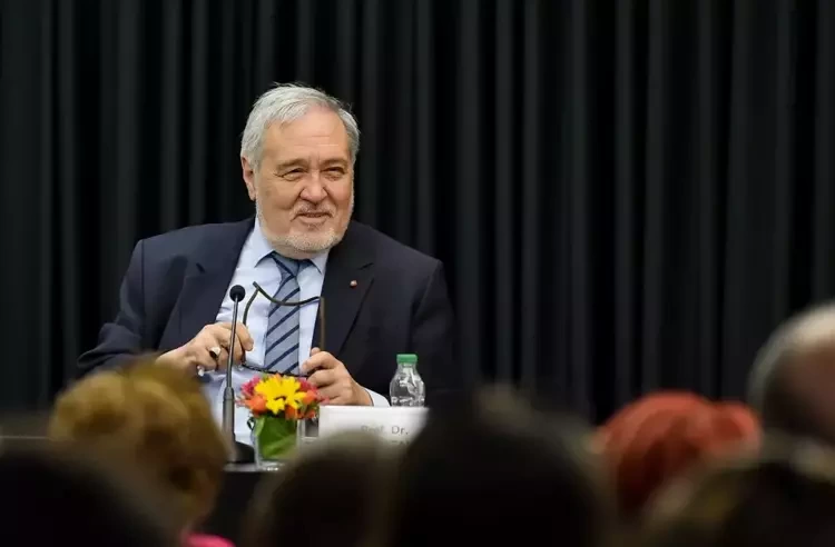 “Məzarım Geliboluda olar- burada istəmirəm, izdihamı sevmirəm”: İlber Ortaylı illər əvvəl belə demişdi