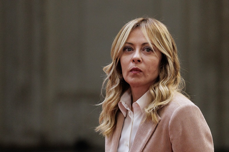 Canlı yayımda sözlər düyünə düşdü: Meloni suallar qarşısında çaşdı