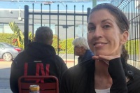 Evsizlərə yemək paylayan qadına hücum: çənəsi sındı, altı dişi qırıldı