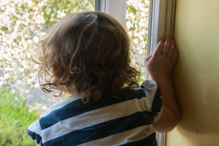 Bakıda 3 yaşlı uşaq binadan yıxılıb öldü