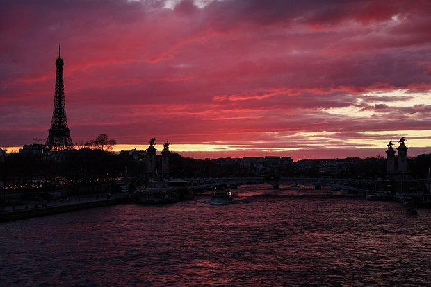 Toy fişəngləri təyyarənin enişinə mane oldu — Parisdə təhlükəli anlar