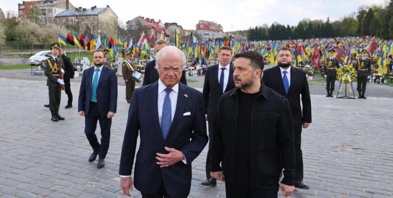 İsveç kralı 18 ildən sonra Ukraynaya səfər etdi - FOTO