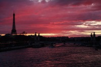 Toy fişəngləri təyyarənin enişinə mane oldu — Parisdə təhlükəli anlar