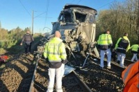 Fransada dəhşətli qəza: qatar yük maşını ilə toqquşdu