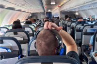 Təyyarədə qəribə qoxu panikaya səbəb oldu - təcili eniş edildi