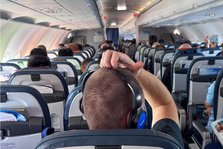 Təyyarədə qəribə qoxu panikaya səbəb oldu - təcili eniş edildi