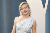 Sienna Miller özündən 15 yaş kiçik aktyordan uşaq dünyaya gətirdi