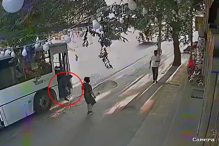 Ramanada dəhşətli qəza: avtobus 75 yaşlı qadını vurdu - VİDEO