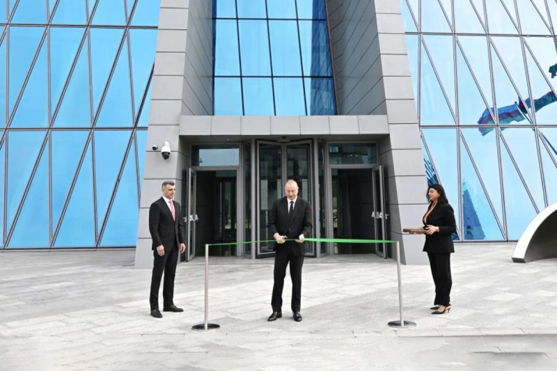 İlham Əliyev Mərkəzi Bankın yeni inzibati binasının açılışında iştirak etdi - FOTO