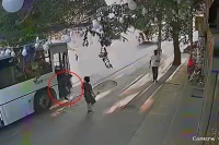 Ramanada dəhşətli qəza: avtobus 75 yaşlı qadını vurdu - VİDEO