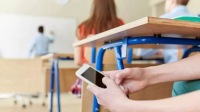 Avropada məktəblərdə telefon qadağası dalğasına Polşa da qoşuldu