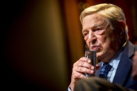 Corc Soros ABŞ seçkilərinə niyə bu qədər pul xərcləyir?